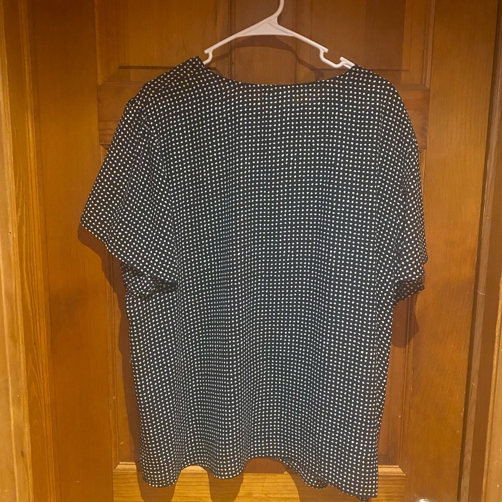 Ladies Blouse-black Dots-Liz Claiborne-short Sleeves
NWT - Picture 12 of 12